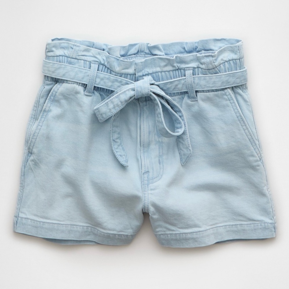 NWT American Eagle Super High Rise Paper Bag Light Wash Denim Mom Short - Size 2